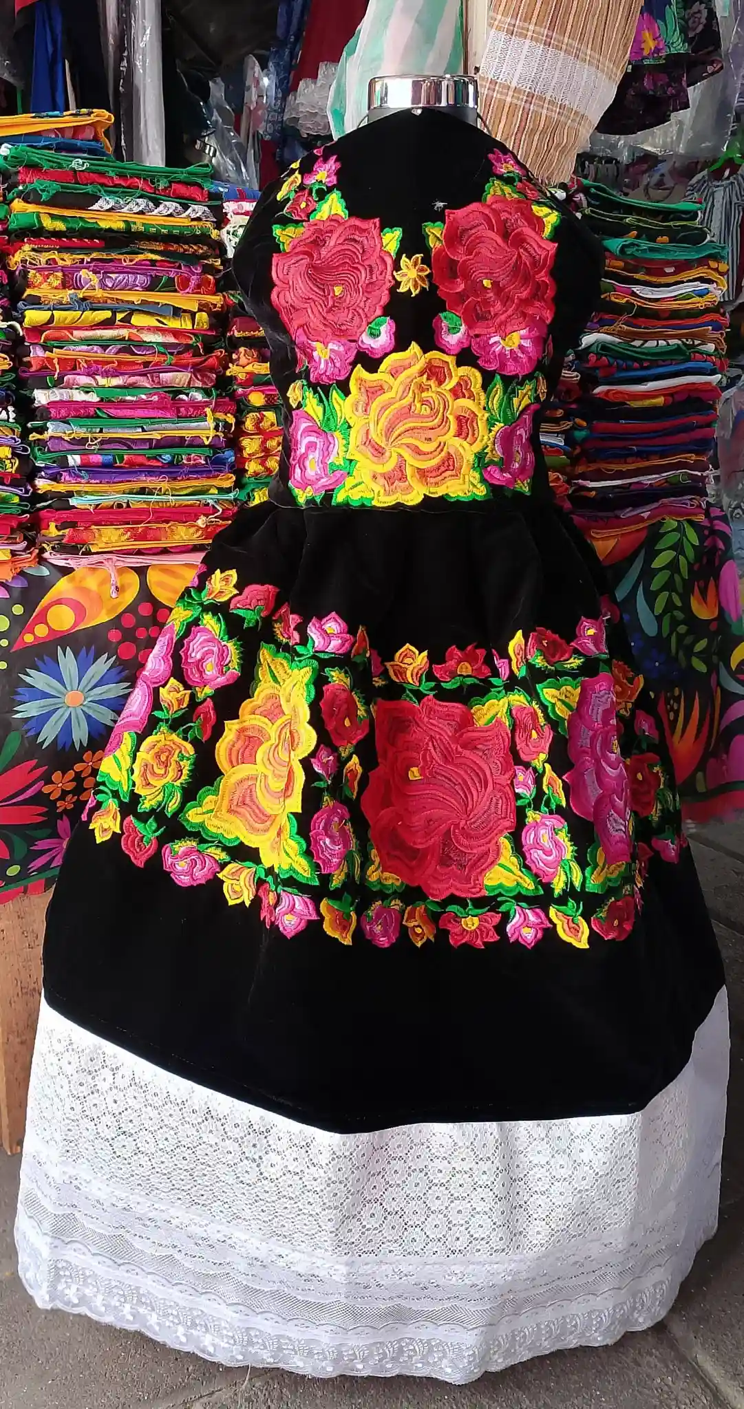 Conjunto de traje regional bordado