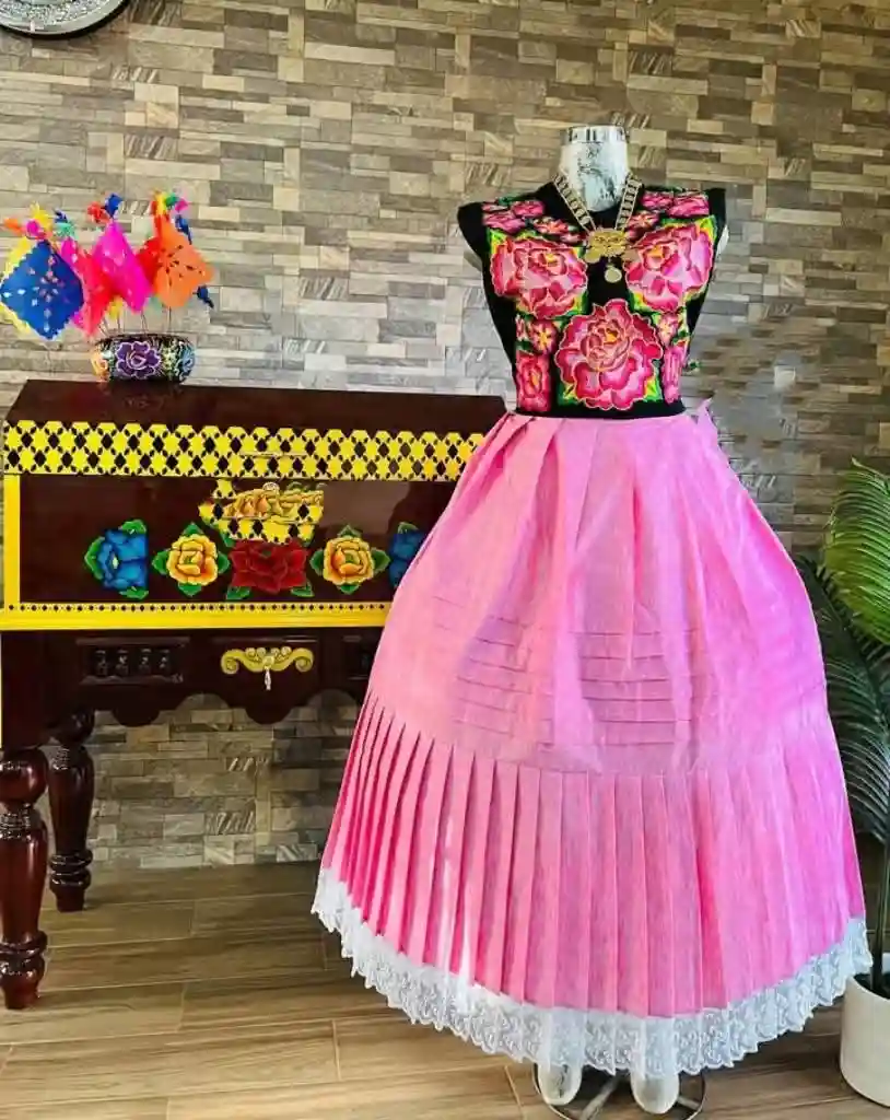 Enagua de toque de seda con olán bordado