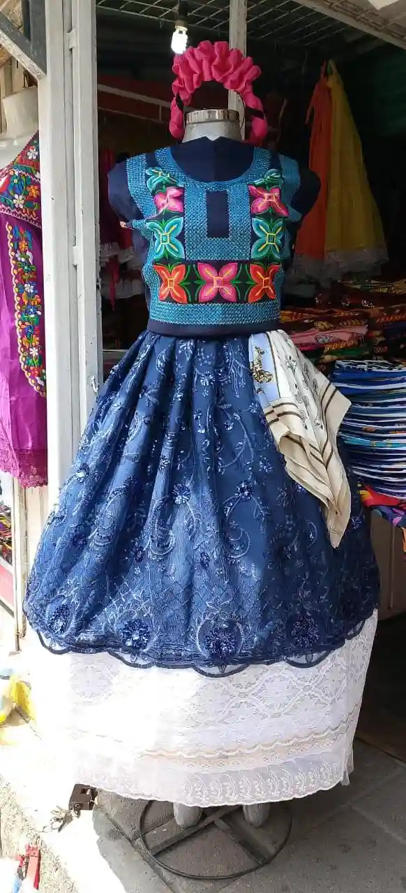 Huipil tradicional con olán bordado a mano