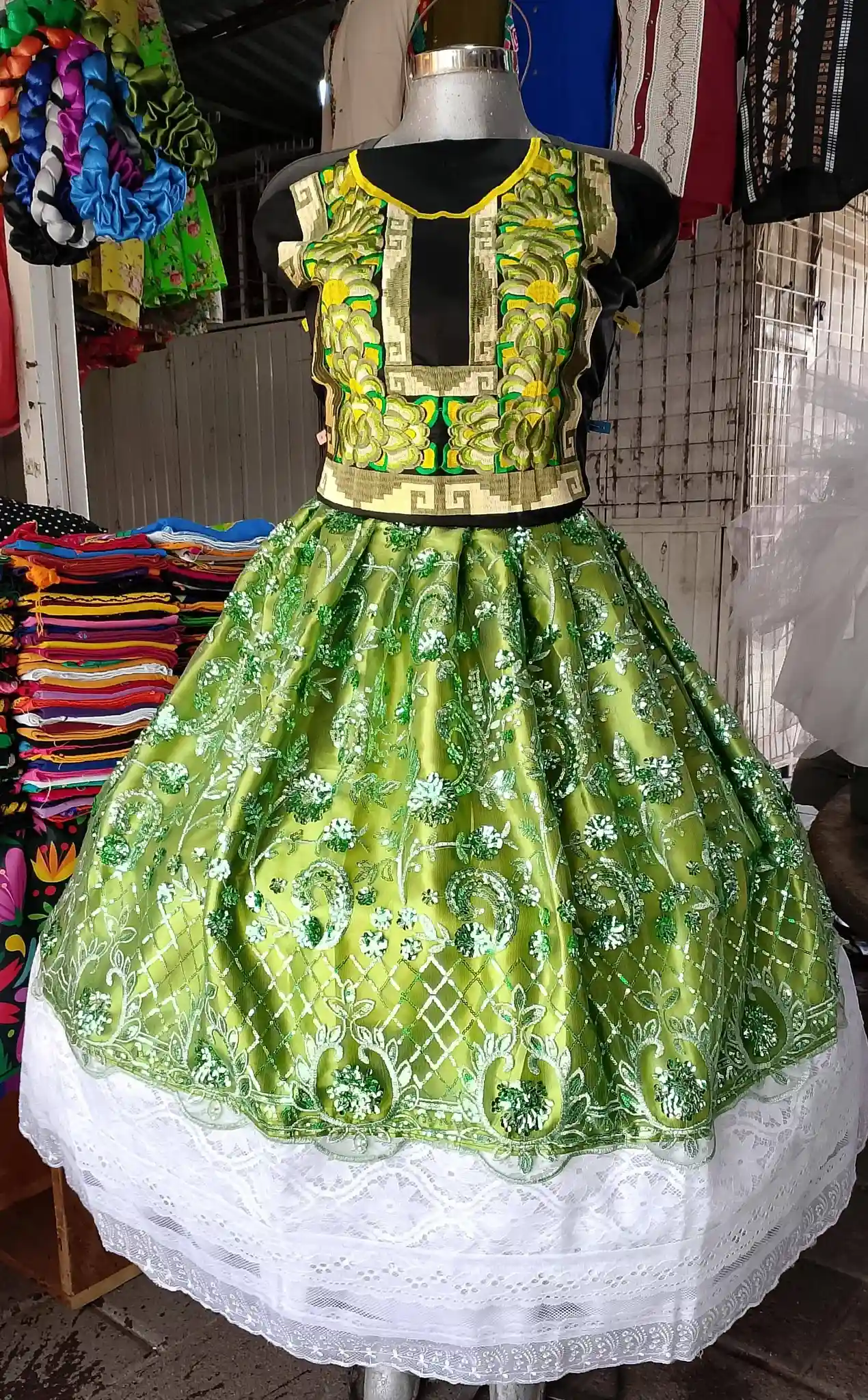 Huipil con olán de gala