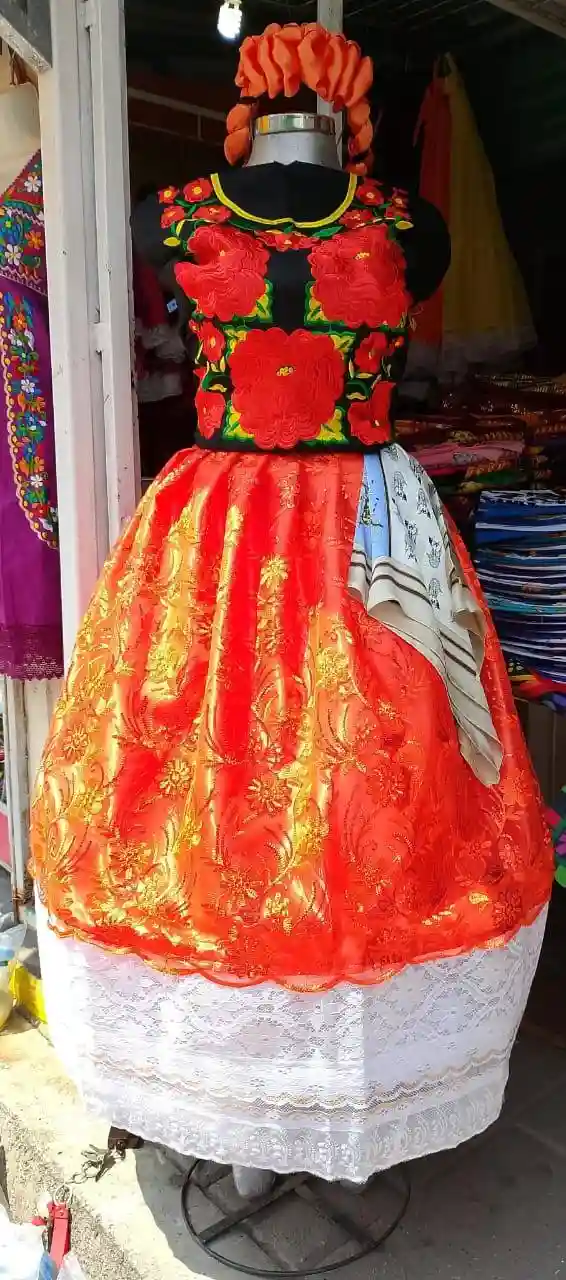 Huipil y olán bordado