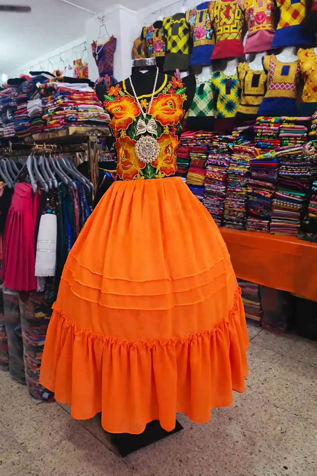 Traje regional del Istmo de Tehuantepec con bordado floral artesanal — tienda de ropa artesanal mexicana en Juchitán, Oaxaca