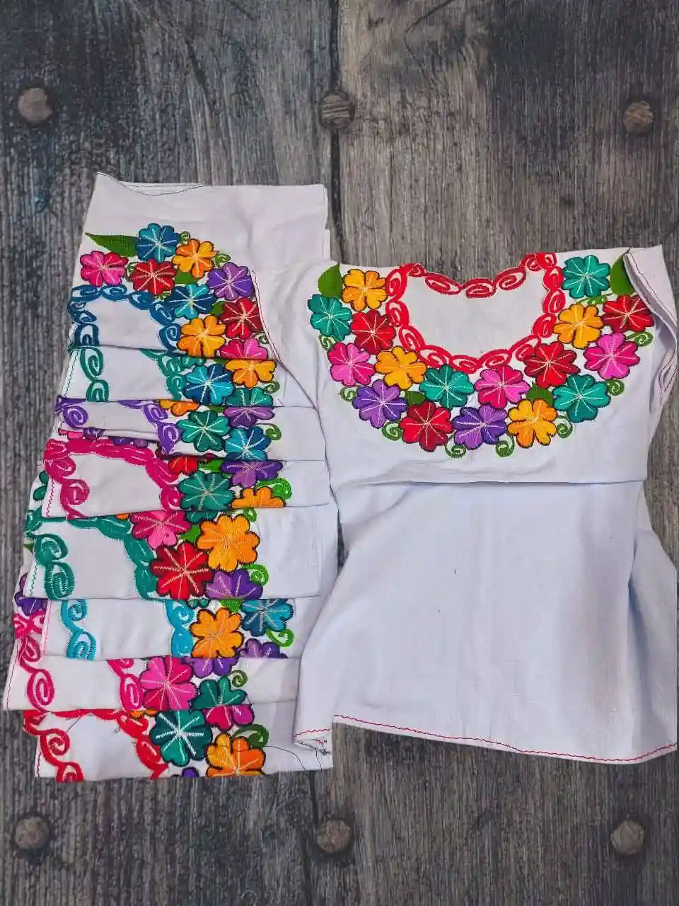 Blusa de tela de manta con bordado