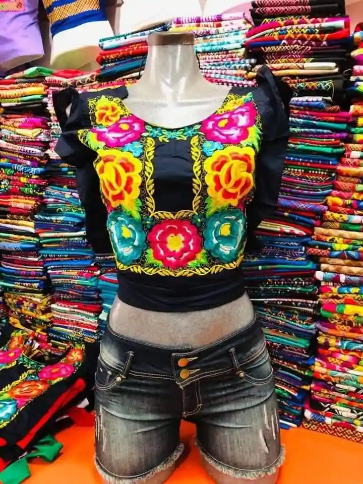 Blusa artesanal bordada con flores