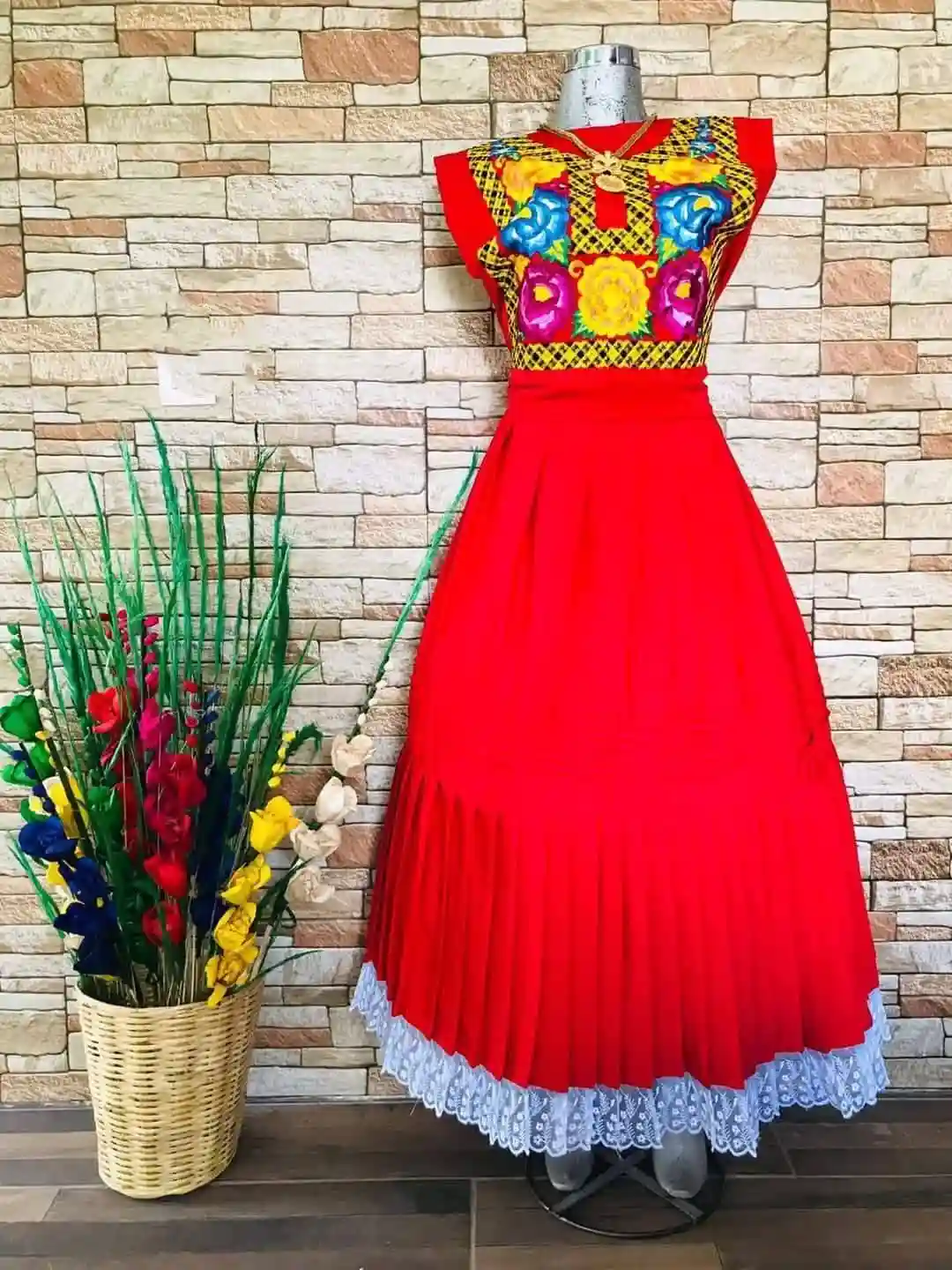 Enagua toque de seda con bordado floral