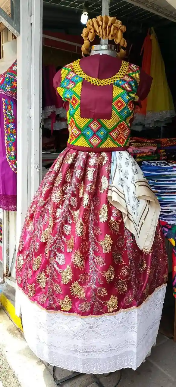 Huipil de olán con flores bordadas
