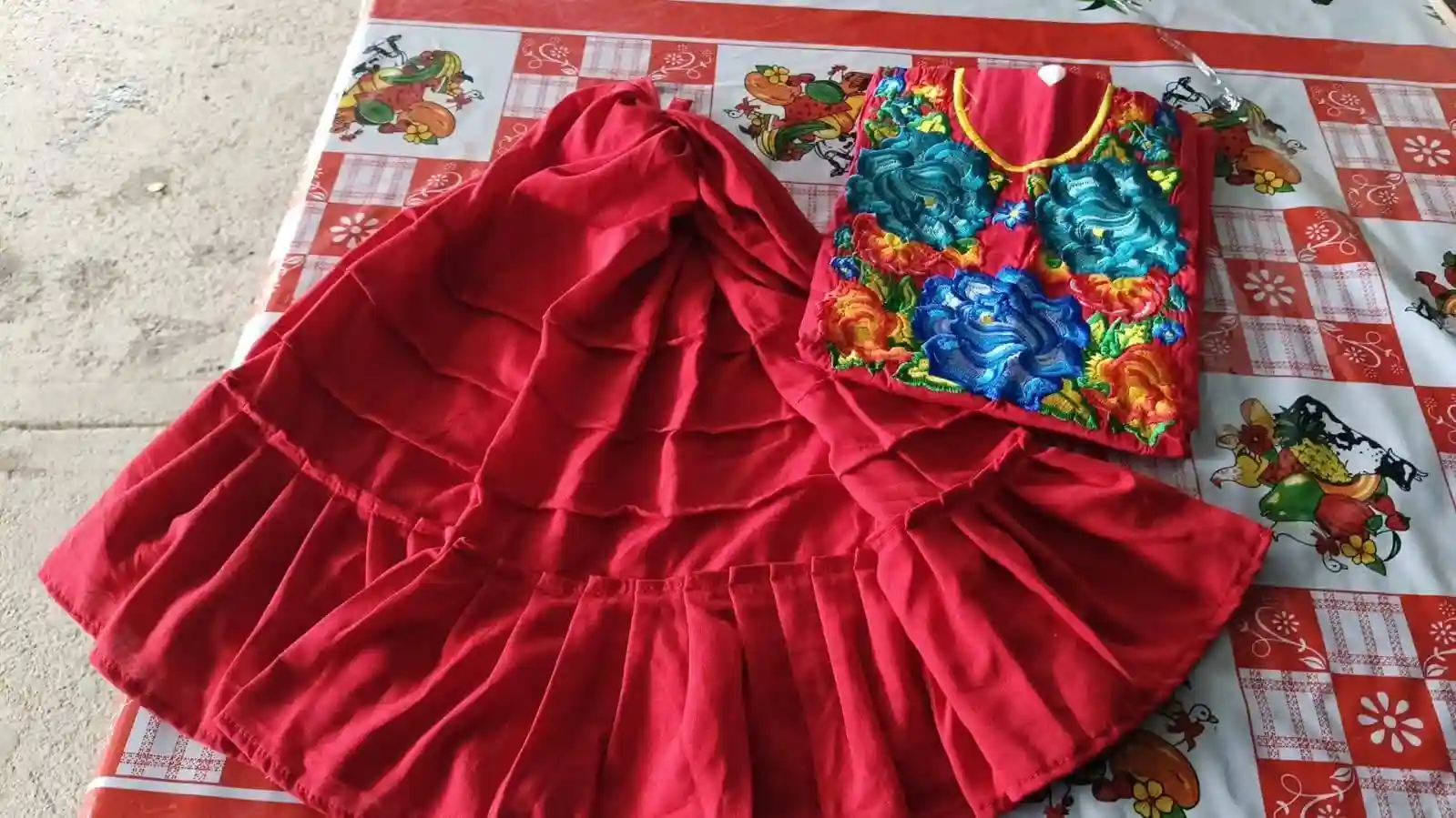 Huipil tradicional con enagua bordada