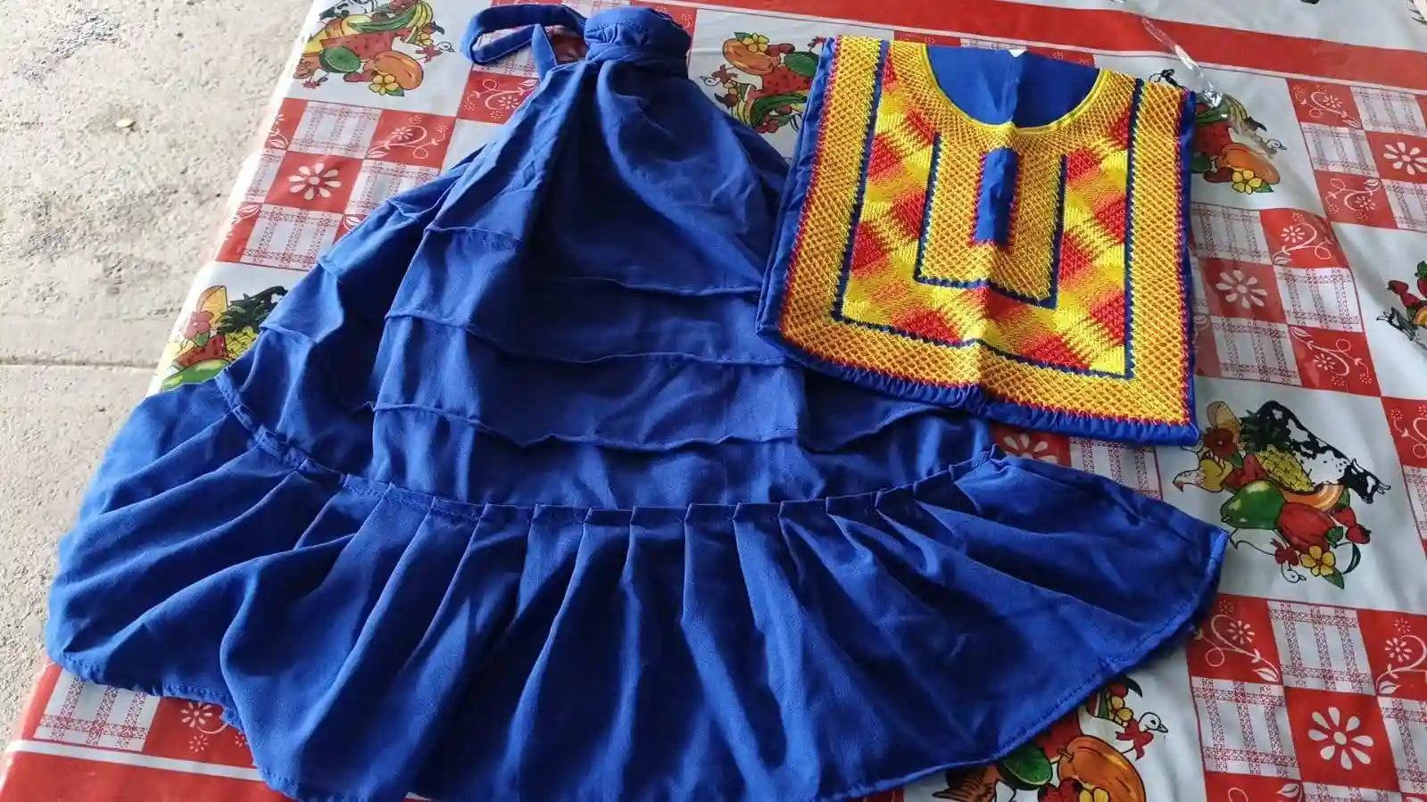 Huipil y enagua con bordado floral