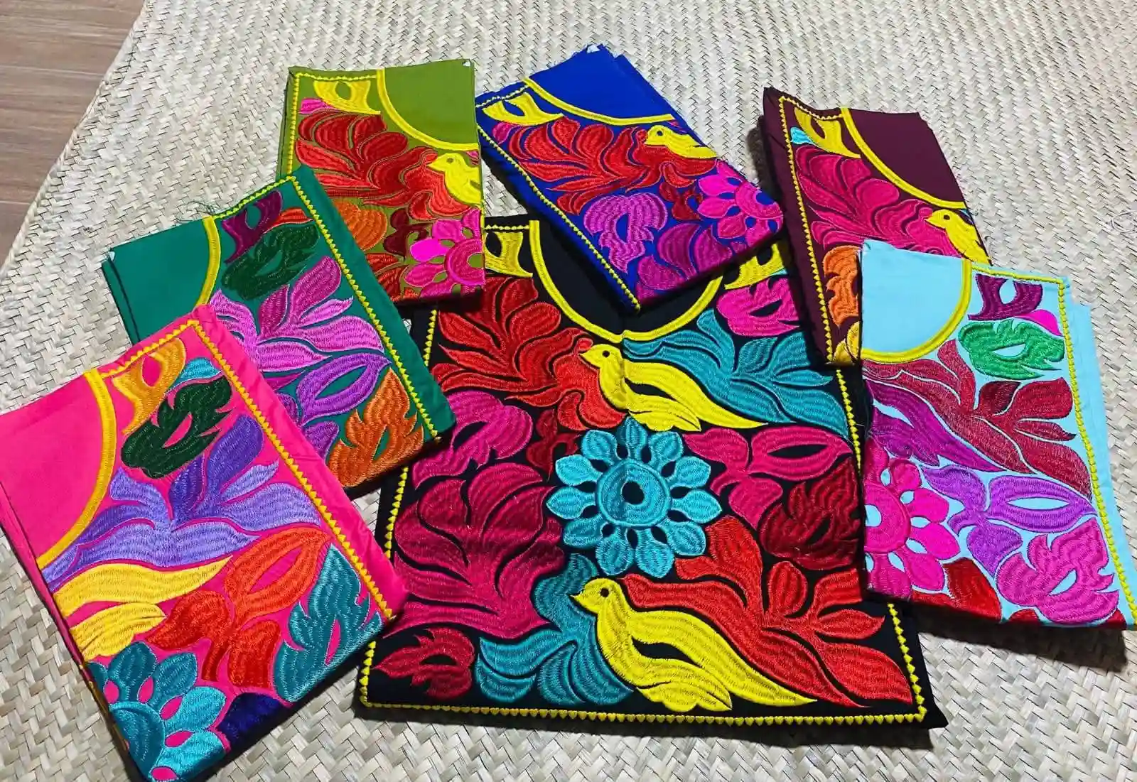 Lienzo bordado artesanal mexicano