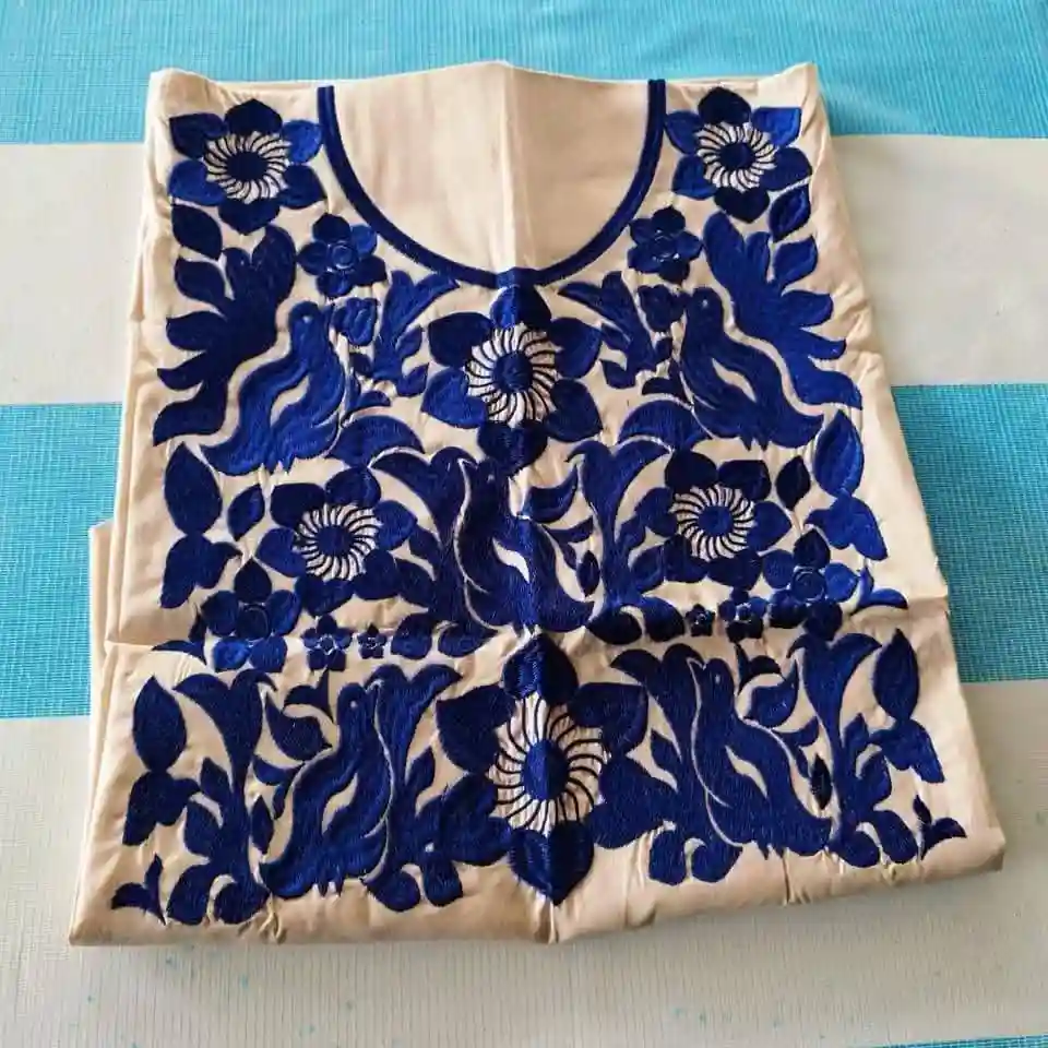 Lienzo artesanal con diseño floral