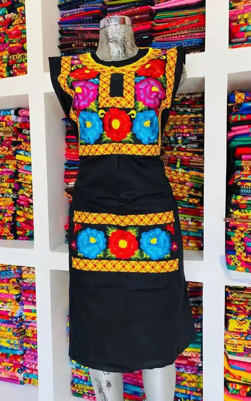 Lienzo bordado para vestido regional