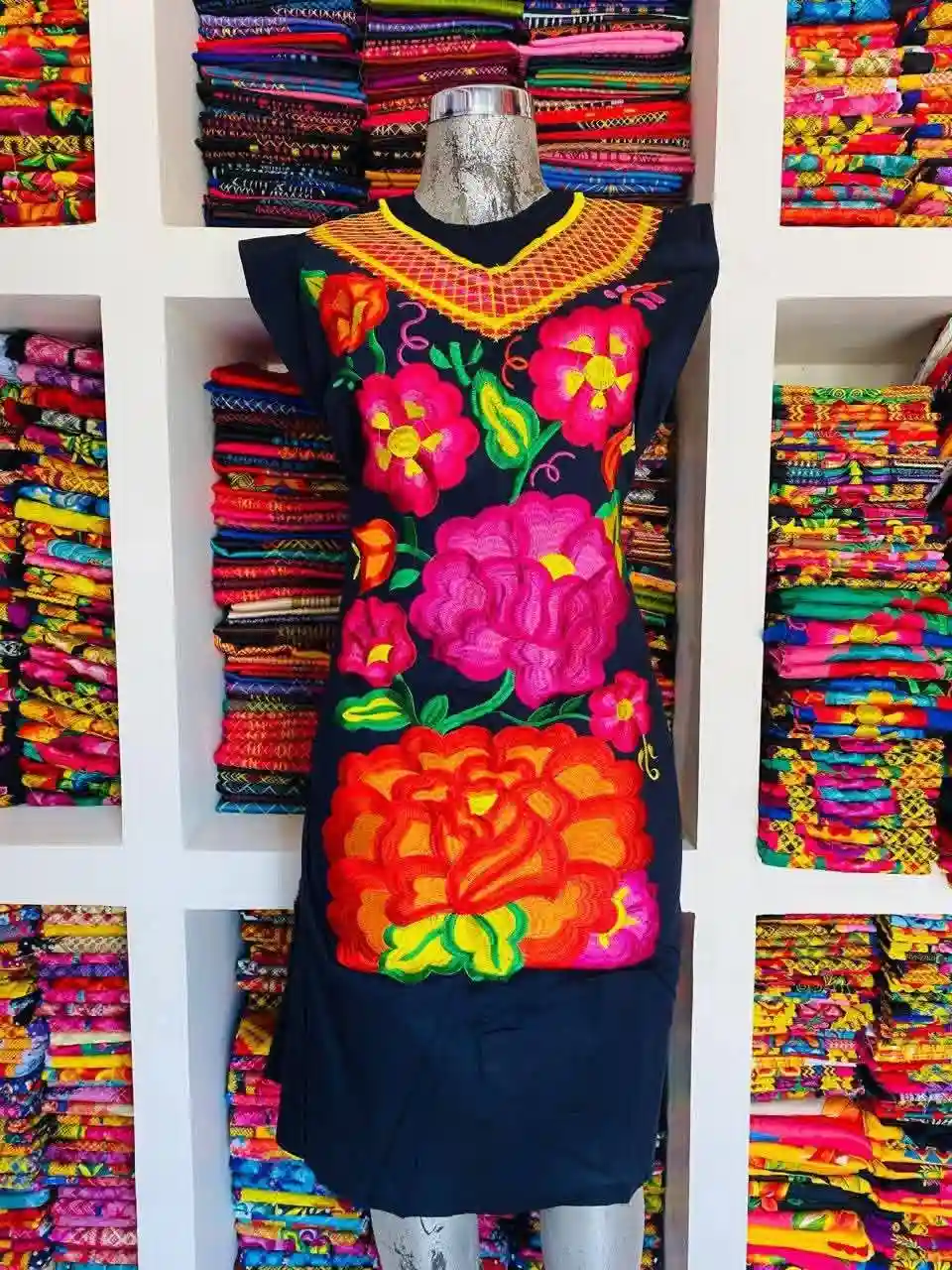 Lienzo de vestido con bordado floral