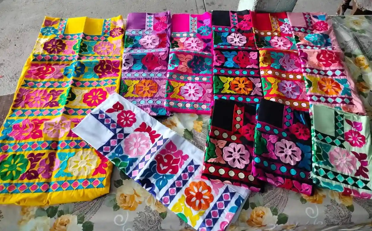 Lienzo bordado tradicional para vestido