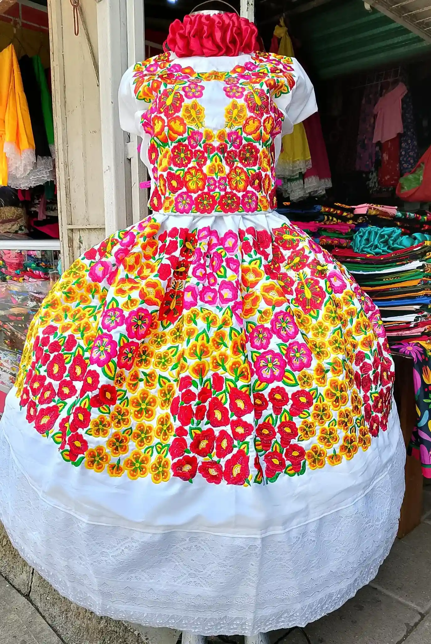 Traje istmeño en tela toque de seda bordado