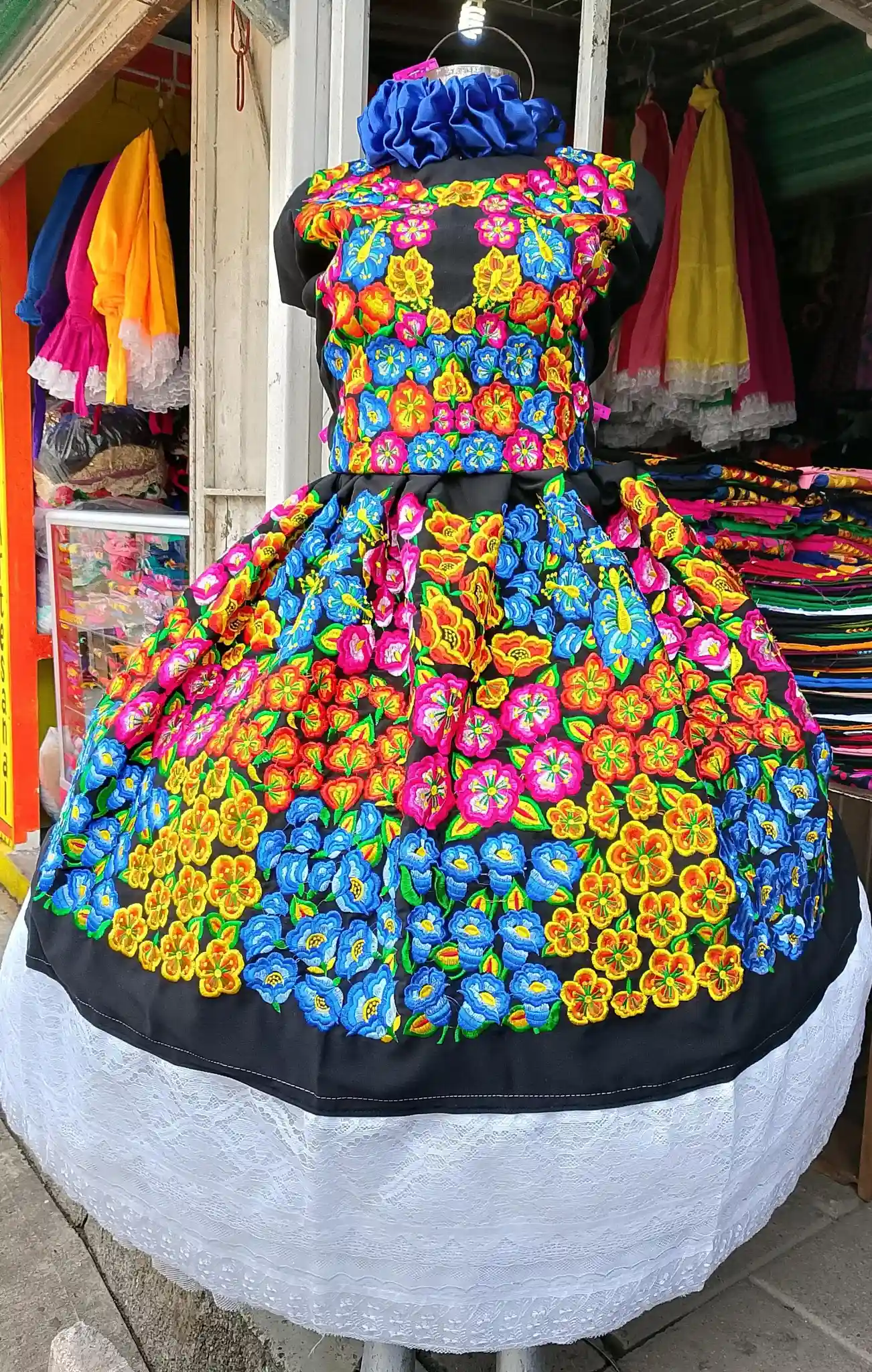 Traje regional en toque de seda bordado floral