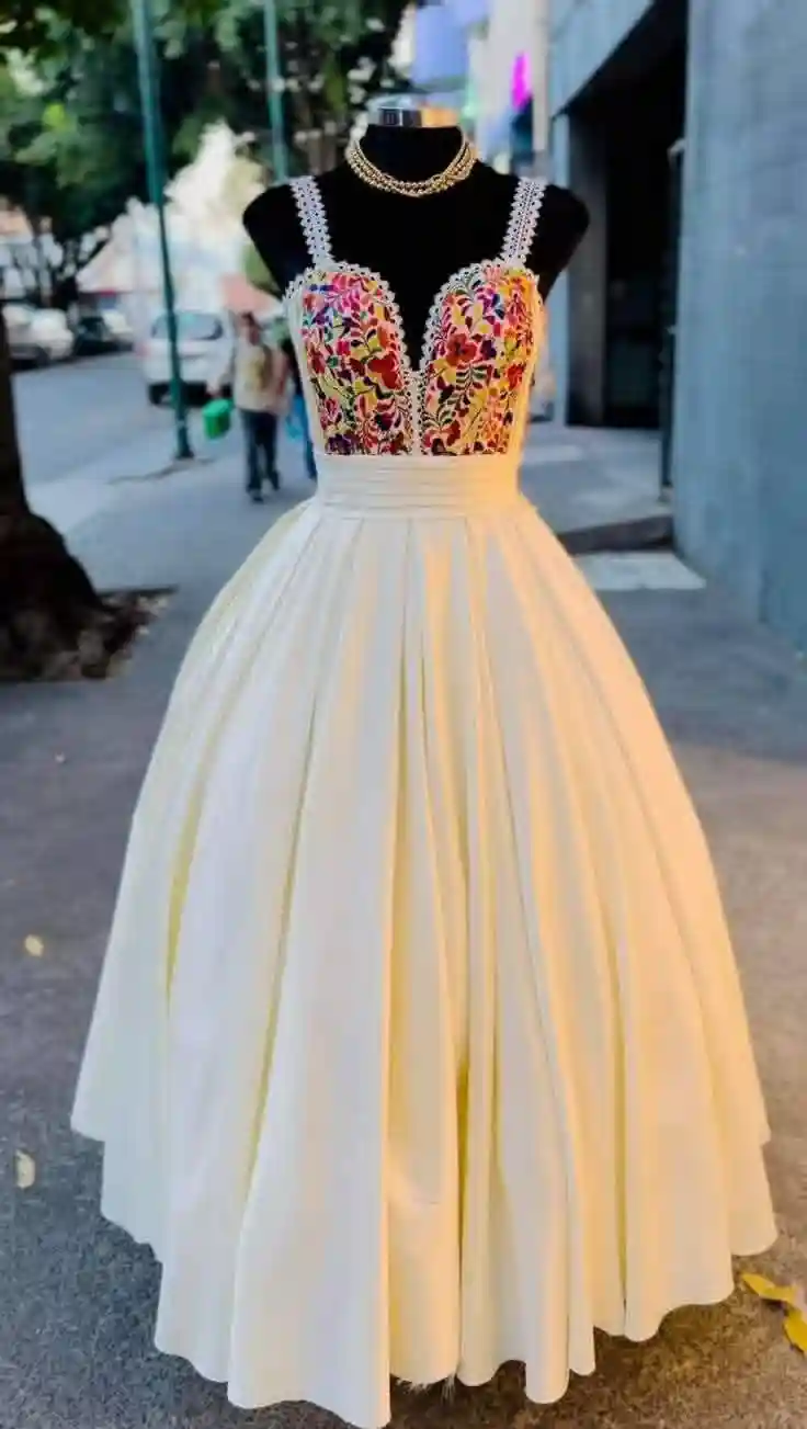 Traje de novia artesanal con bordado floral