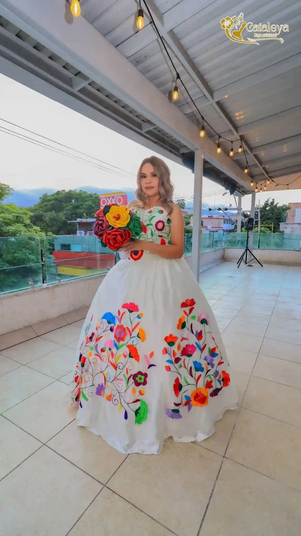 Traje de novia tradicional bordado artesanal