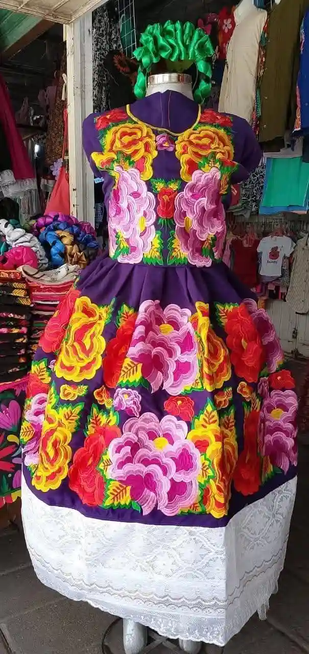 Traje regional bordado a máquina artesanal