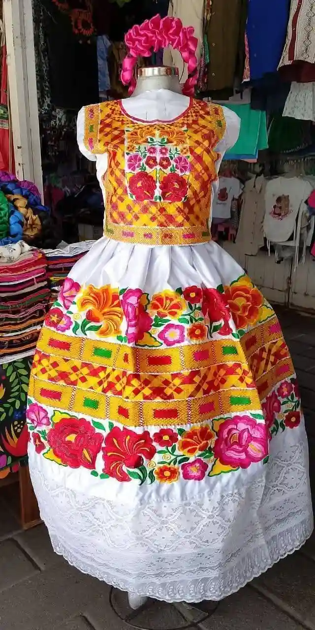 Traje regional artesanal bordado a máquina