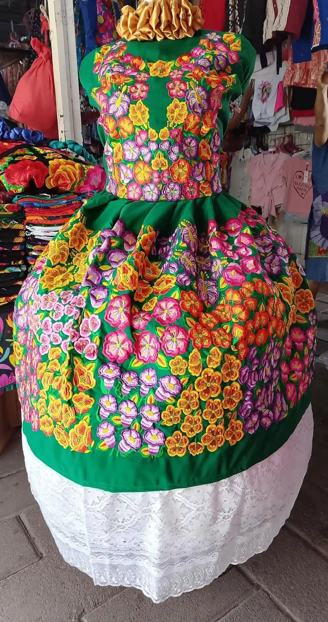 Traje regional istmeño bordado a máquina