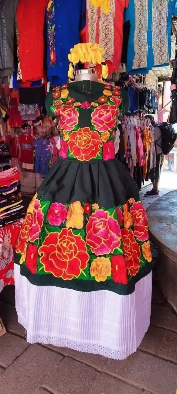 Traje regional bordado a máquina con flores
