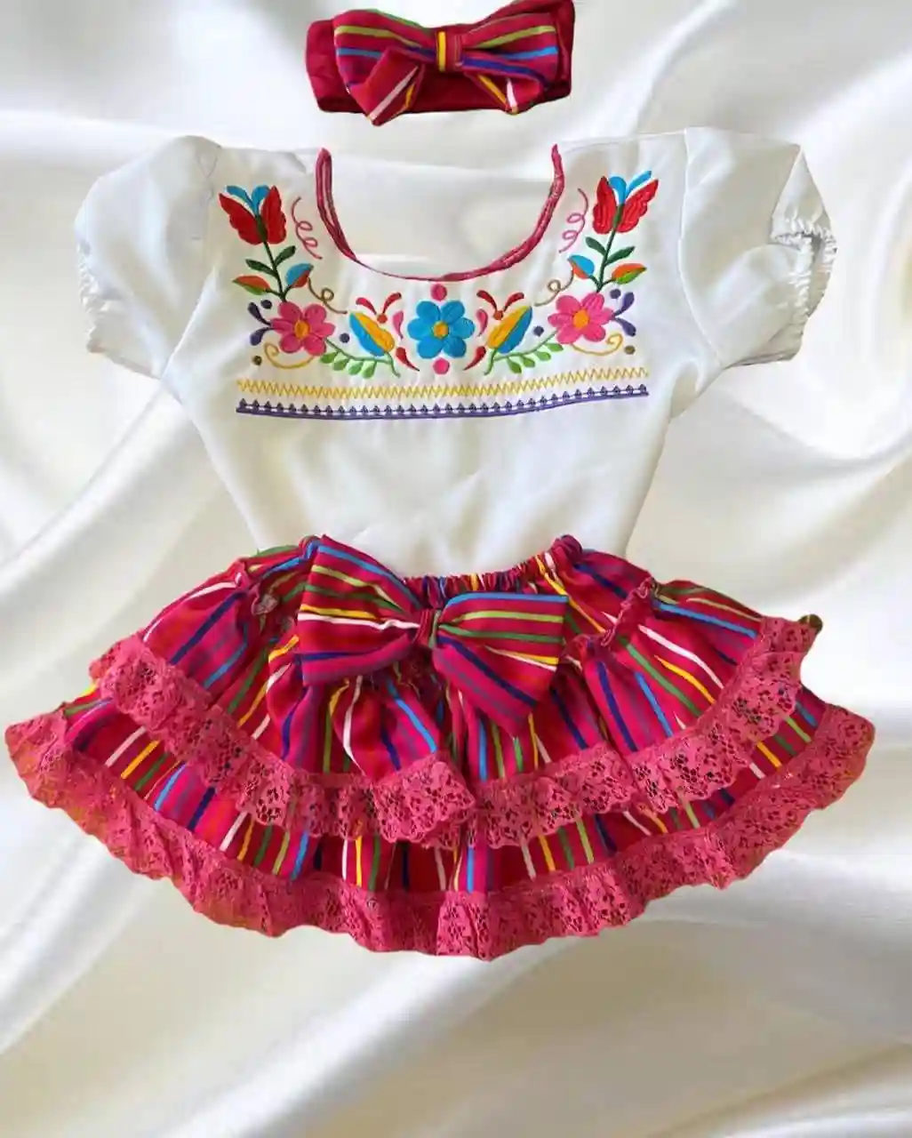 Traje artesanal para niña del Istmo