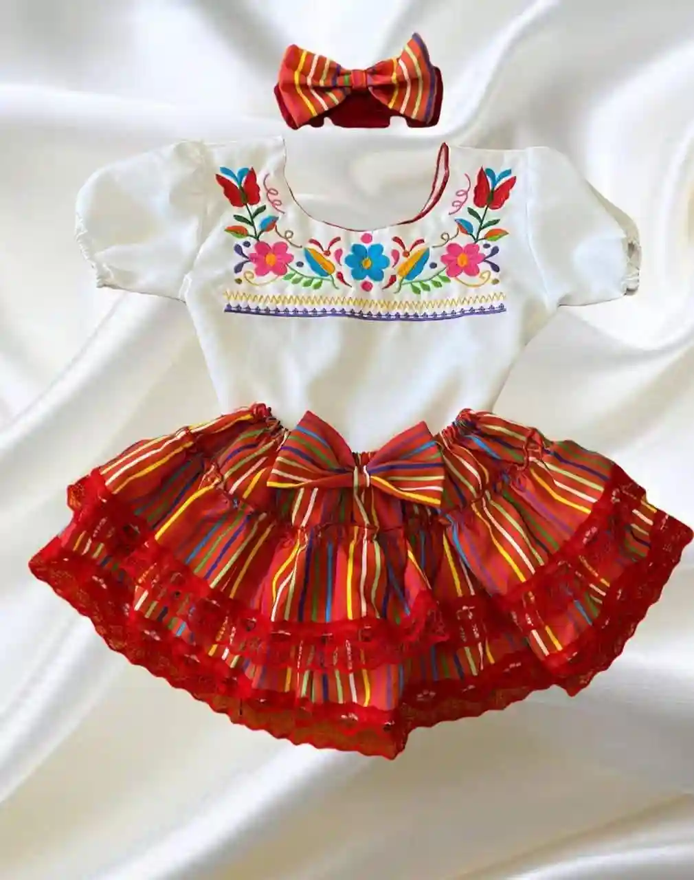 Traje regional tradicional para niña