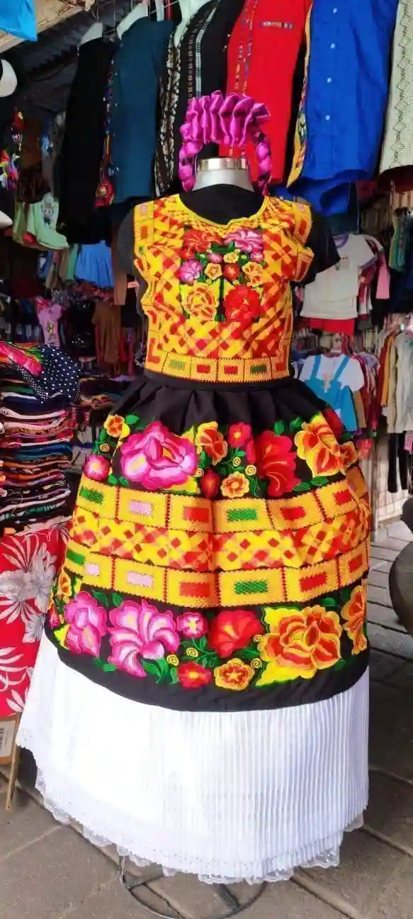 Traje regional bordado a máquina