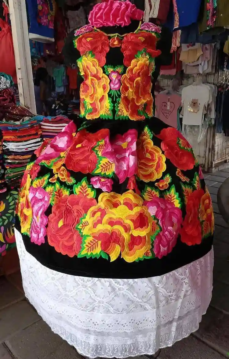 Traje regional en tela toque de seda